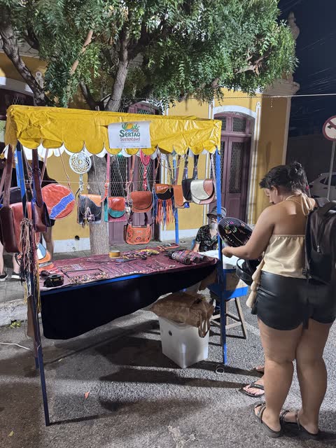 Banca de bolsas de couro com a placa do Sertão Sustentável
