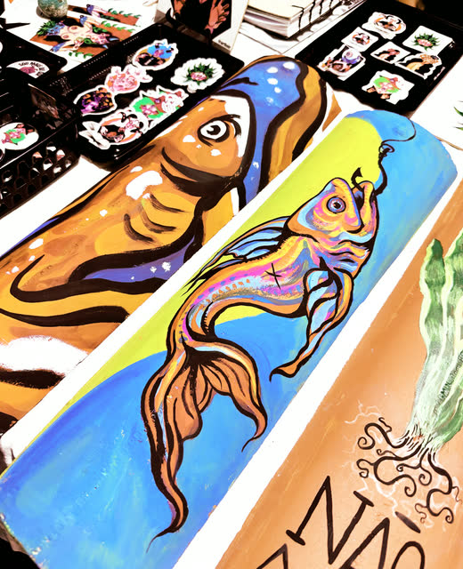 Pintura de peixe colorido em tábua de madeira