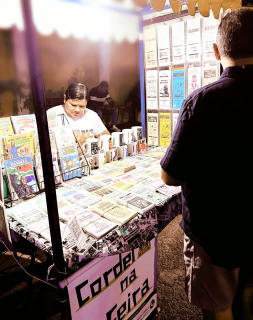 Banca Cordel na Feira com folhetos de cordel