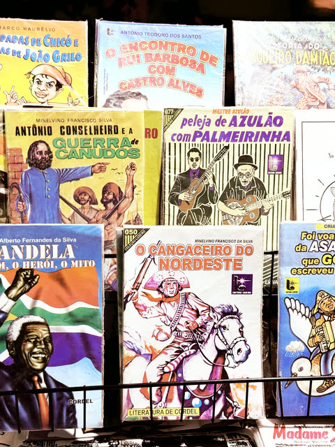 Capas de cordéis coloridos na banca