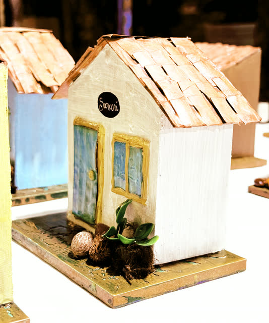 Casinha artesanal com telhado de madeira