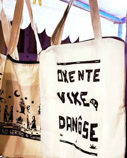 Ecobags com as frases Oxente, Vixe e Danôse