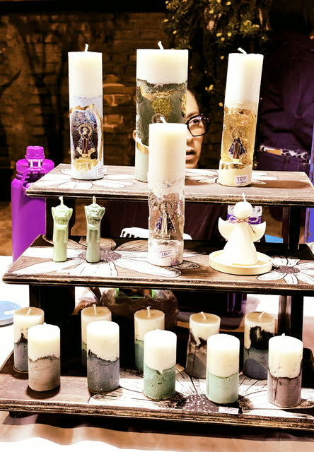 Velas artesanais decoradas na prateleira