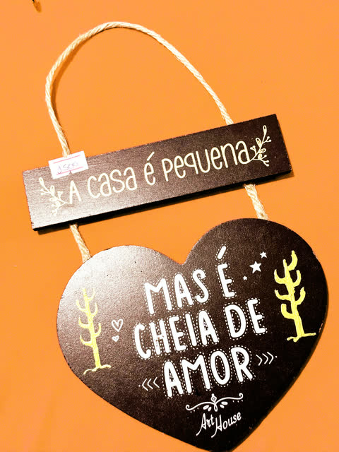 Placa artesanal: a casa é pequena, mas é cheia de amor