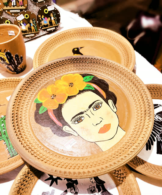 Prato de madeira pintado com o rosto da Frida
