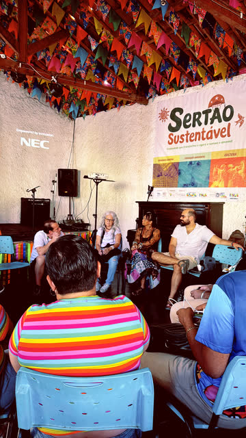 Sala do Centro Cultural Matingueiros com a faixa do Sertão Sustentável e o público sentado