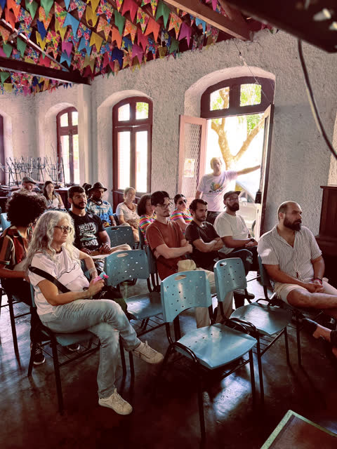Público sentado acompanhando a formação