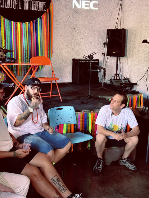 Dois participantes sentados conversando