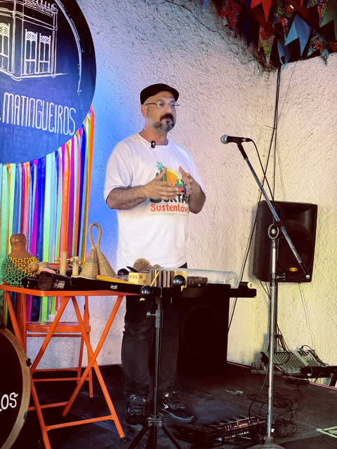 Artista apresenta instrumentos feitos à mão