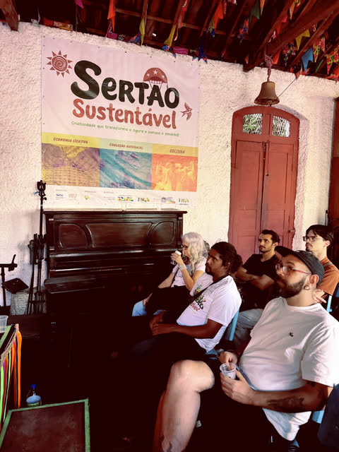 Plateia sentada sob a faixa do Sertão Sustentável