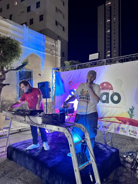 DJ e cantor no palco do Sons do Sertão à noite