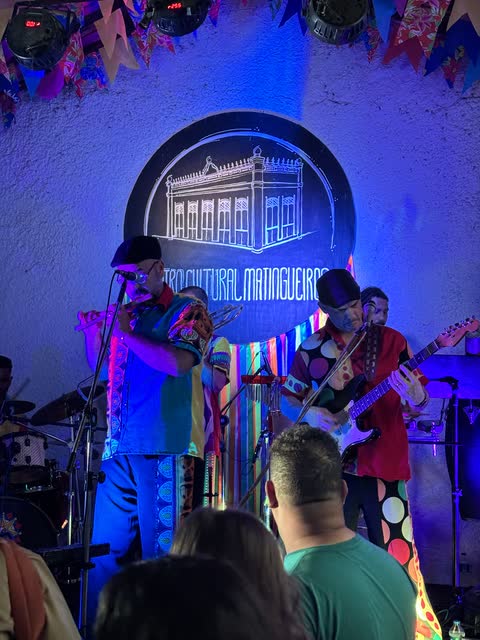 Dois músicos com roupas coloridas tocando no Matingueiros