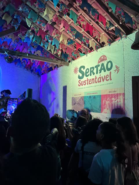 Banda no palco do Centro Cultural Matingueiros com a faixa do Sertão Sustentável