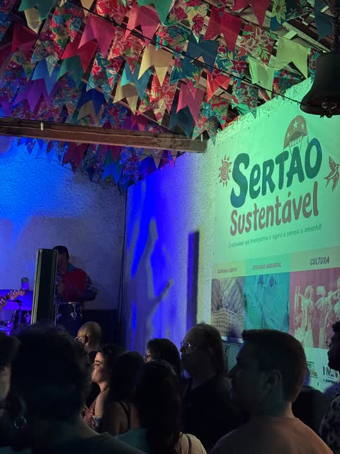 Público diante do palco com a faixa do Sertão Sustentável