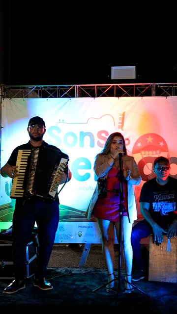 Sanfoneiro e cantora no palco do Sons do Sertão