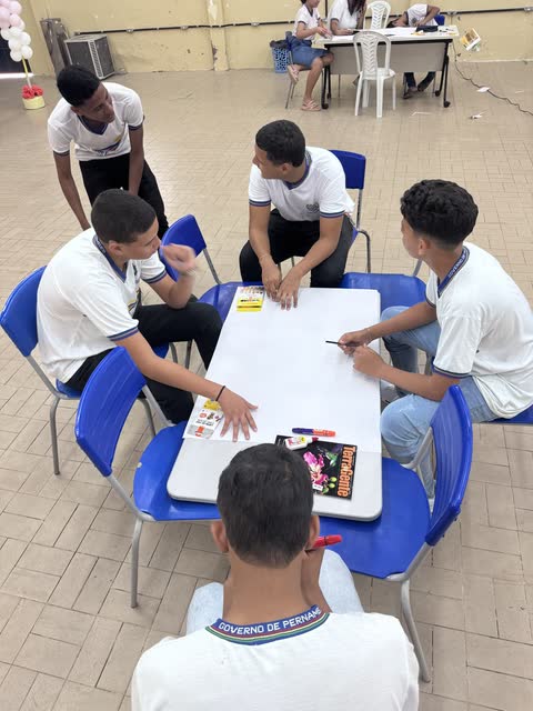 Estudantes reunidos em volta de uma mesa