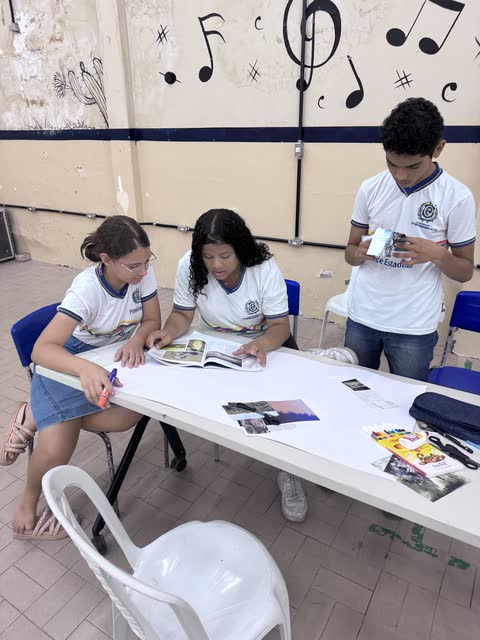 Estudantes trabalhando juntos numa mesa