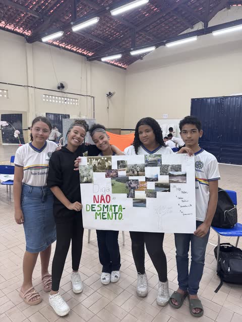 Estudantes segurando o cartaz Não ao desmatamento