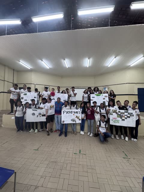 Turma reunida com os cartazes da oficina