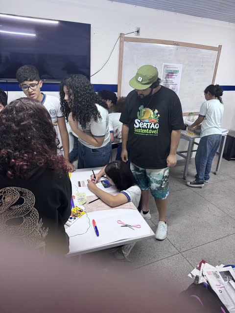 Noel, produtor do festival, de camiseta preta do Sertão Sustentável, com estudantes durante a oficina