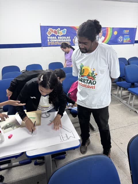 Educador com camiseta do Sertão Sustentável orientando estudantes