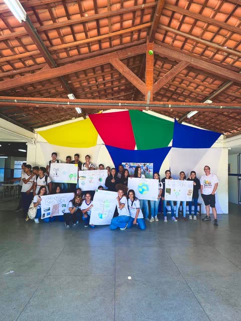 Turma reunida com os cartazes no pátio da escola