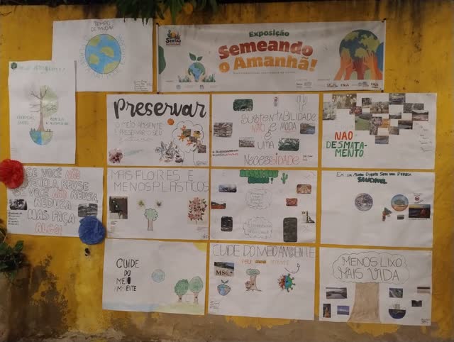 Mural da exposição Semeando o Amanhã com os trabalhos dos estudantes