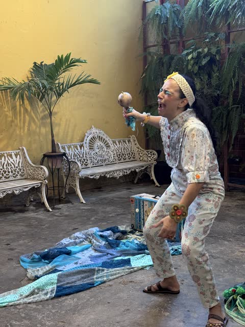 Atriz em cena com expressão de espanto
