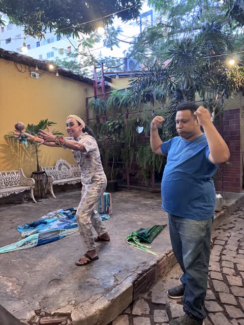 Dois atores contracenando no pátio