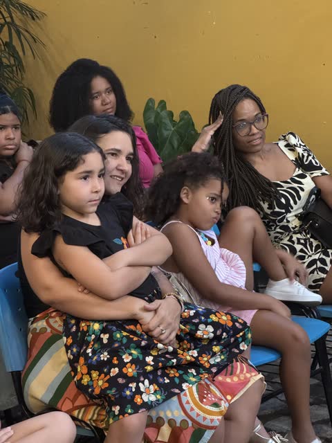 Crianças e famílias assistindo ao espetáculo