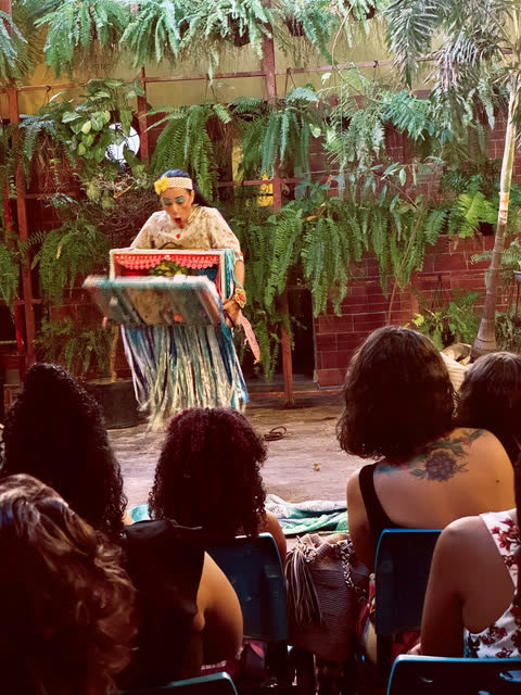 Atriz apresentando teatro de bonecos