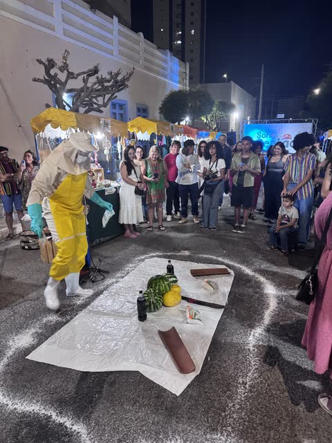 Performance na rua da feira, à noite