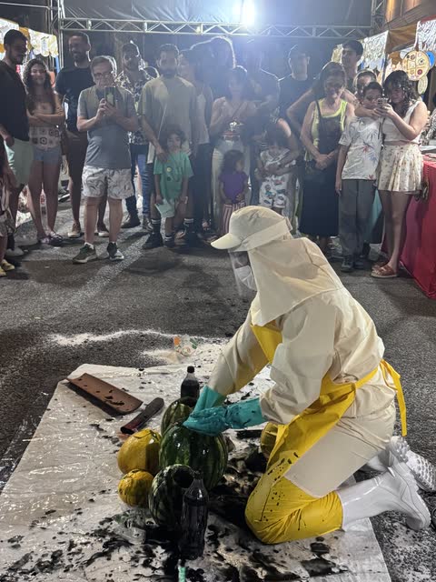 Performance de rua com o público em volta