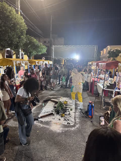 Público em roda acompanhando a performance na rua
